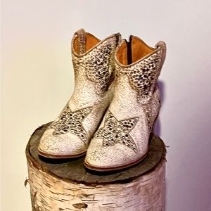 RARE- Women's Frye Deborah Star Studded cowgirl boots. Distressed cream. Size 8.